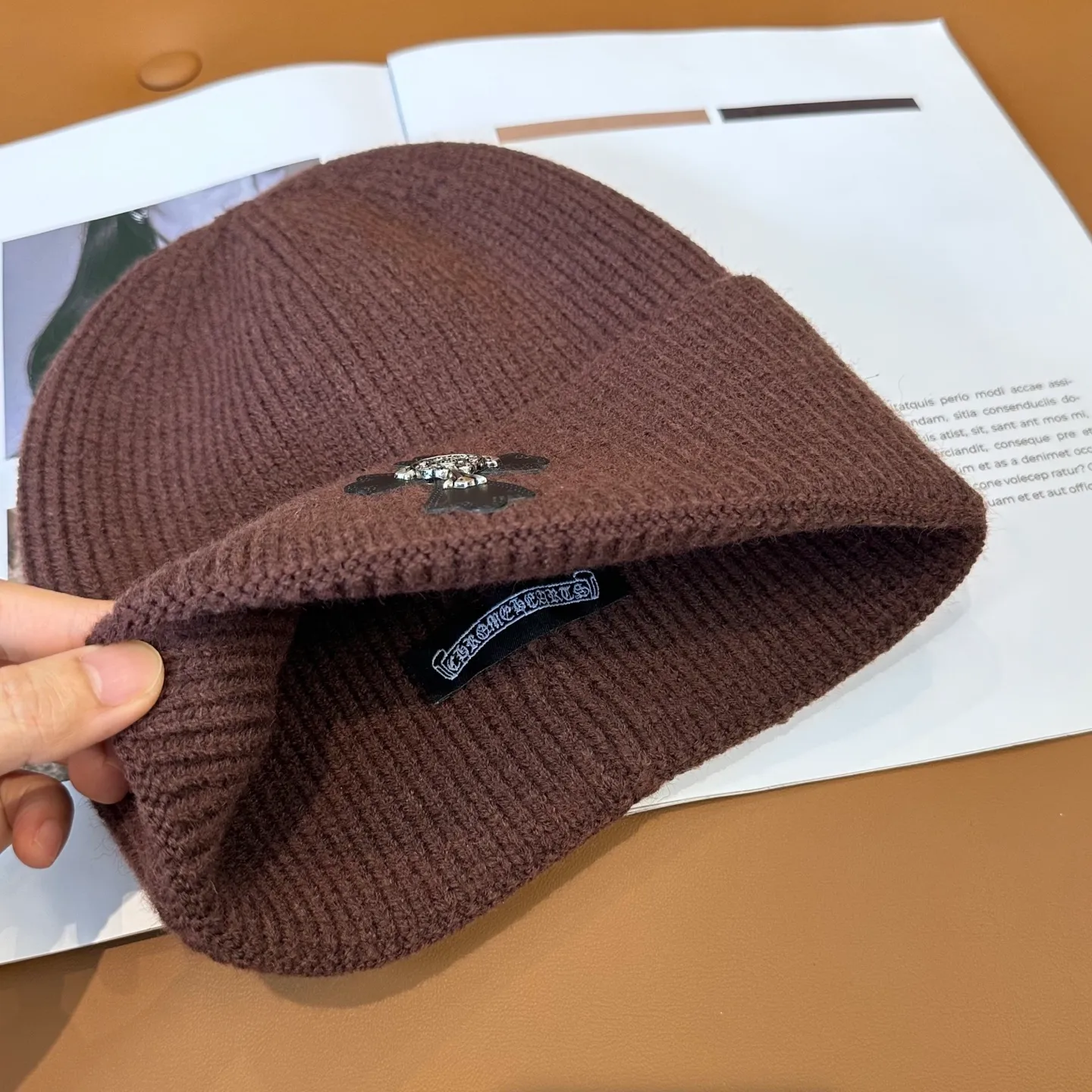 P46 🤍Chrome hearts new autumn and winter cross knitted hat🧶 One of the must-have hats in autumn and winter~ It really looks good on whoever wears it~, it is also a perfect match in black and white and gray in autumn~